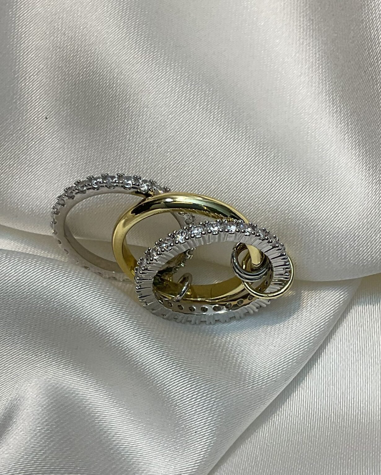 Işıltılı Üç Halkalı Zarif Yüzük – Altın & Zirkon Taşlı