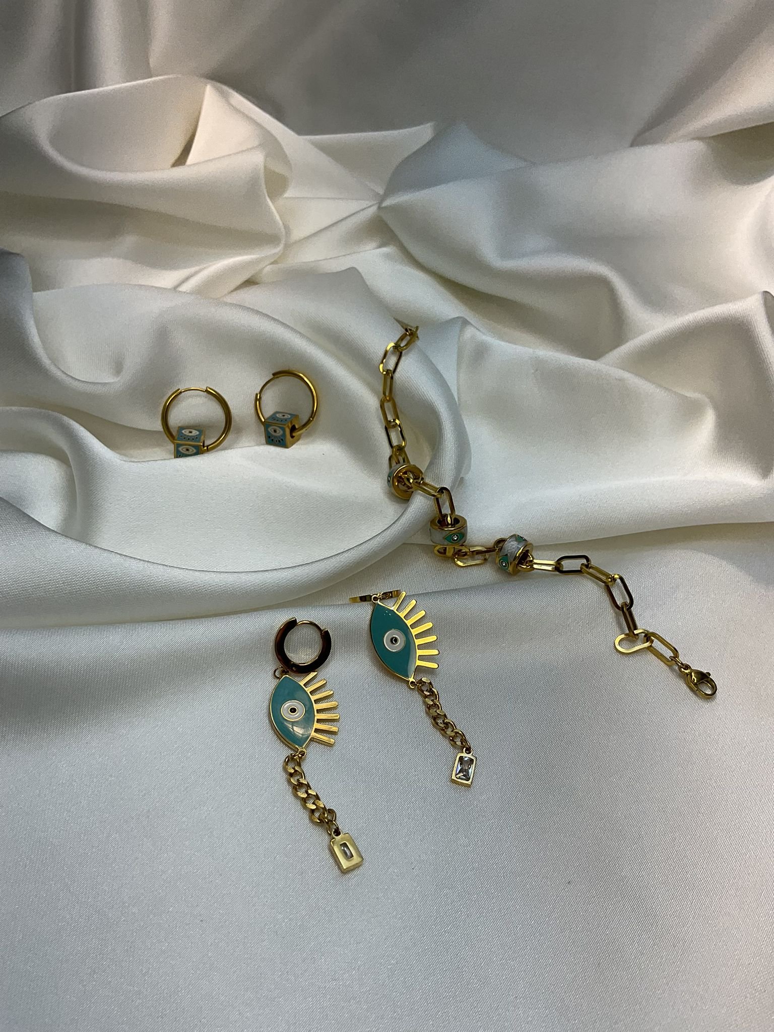 Gold Nazar Sallantılı Küpe - Görsel 4