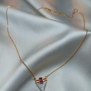 Yakut Işıltısı Üçgen Kolye